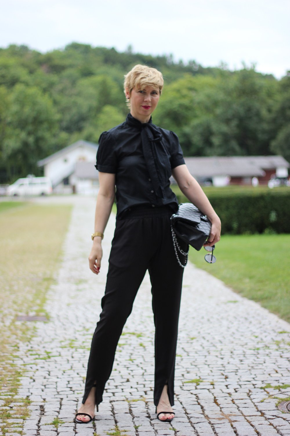 conny doll lifestyle: Stylinginspiration, Schluppenbluse, schwarz, all black, Spätsommerlook