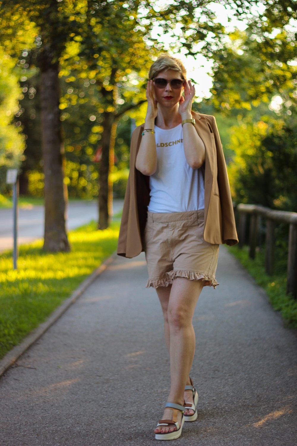 conny doll lifestyle: Shorts im Job - Ton in Ton mit Blazer kombiniert