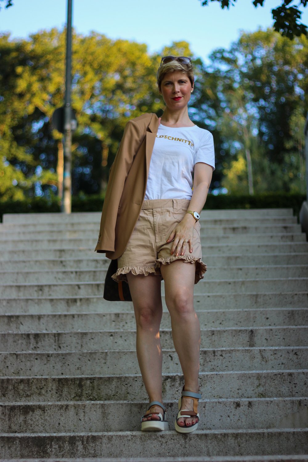 conny doll lifestyle: Shorts im Job - Ton in Ton mit Blazer kombiniert