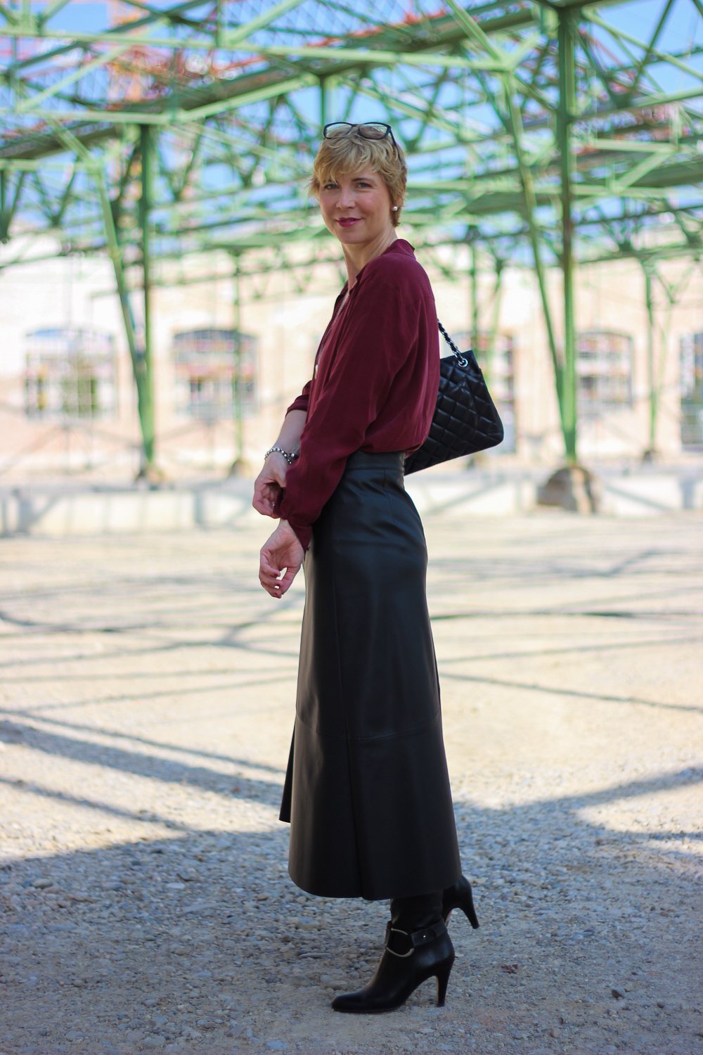 conny-doll-lifestyle: Herbstlook mit Fakeleder - Midirock mit Stiefel elegant gestylt