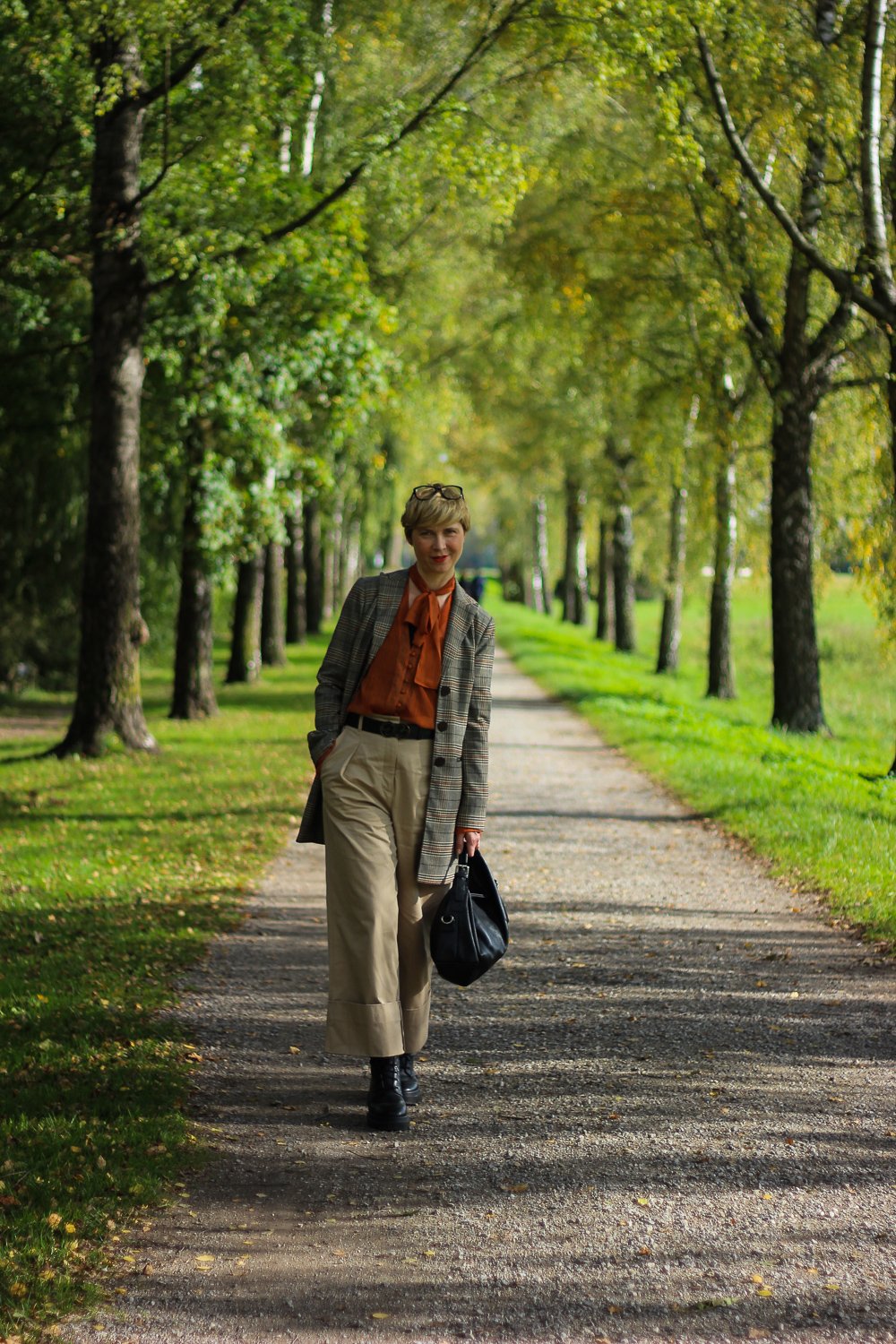 conny doll lifestyle: Herbstliches Outfit: Weite Hose mit Schlag mit Schluppenbluse kombiniert