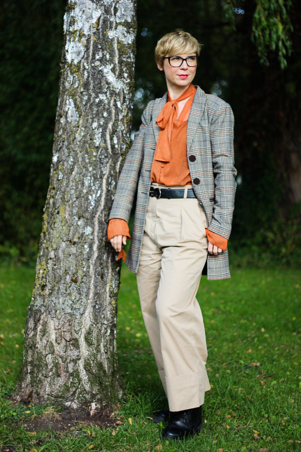 conny doll lifestyle: Karoblazer, taillenhohe Hose, Schluppenbluse, Herbststyling, Outfitinspiration