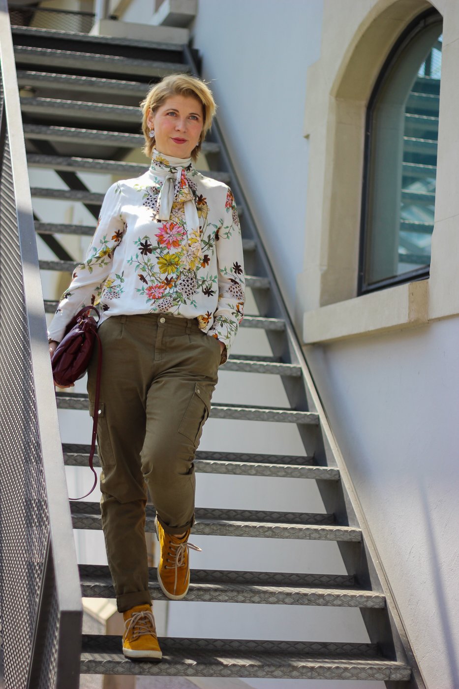 conny doll lifestyle: Schluppenbluse, und khakifarbene Hose, ein Frühlingslook mit Blumenprint