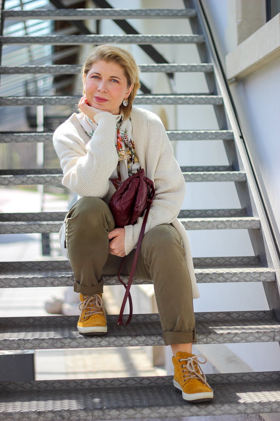 conny doll lifestyle: Eine Strickjacke geht immer - in neutralen Tönen ein perfekter Begleiter