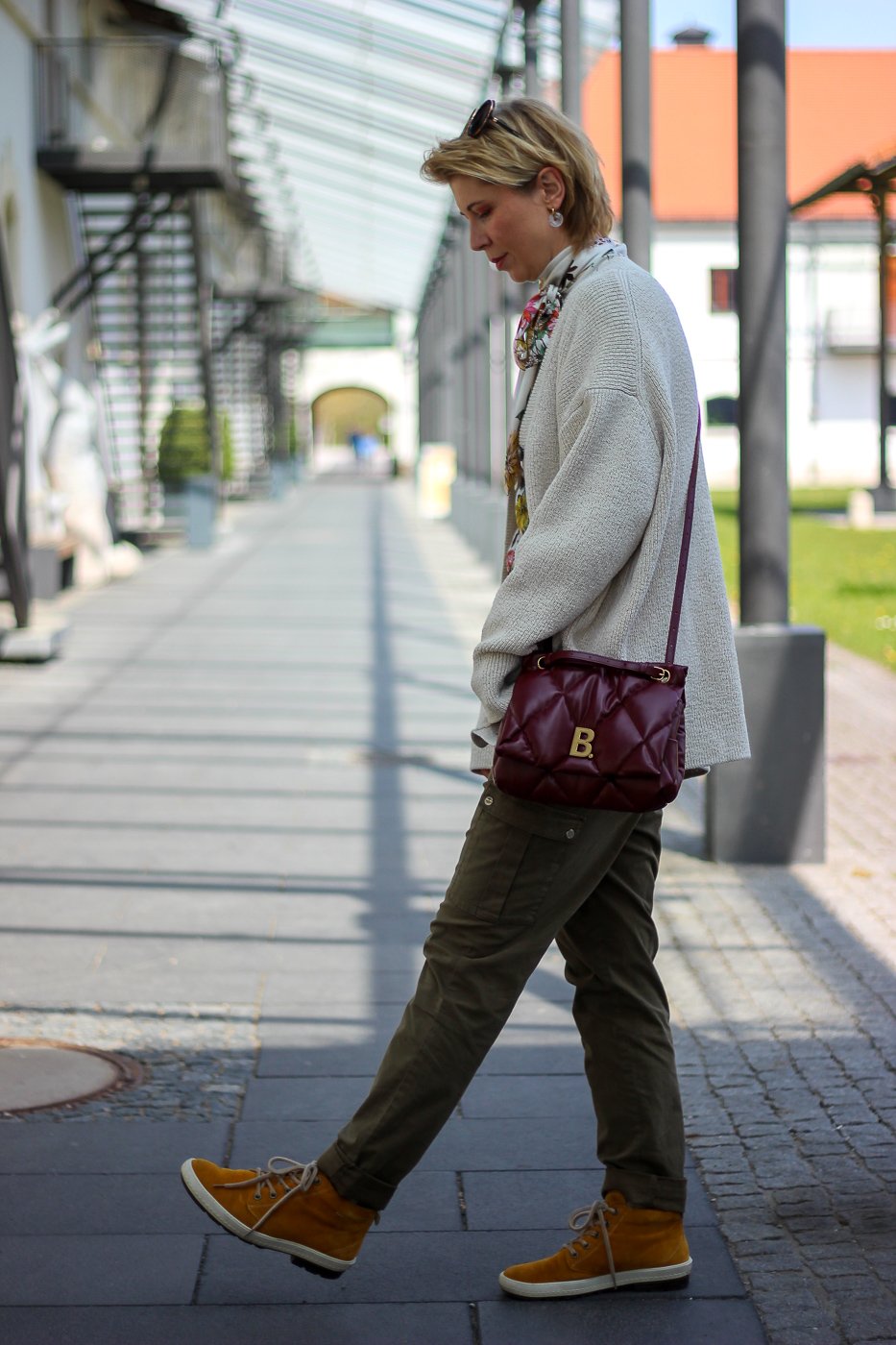 conny doll lifestyle: Eine Strickjacke geht immer - in neutralen Tönen ein perfekter Begleiter