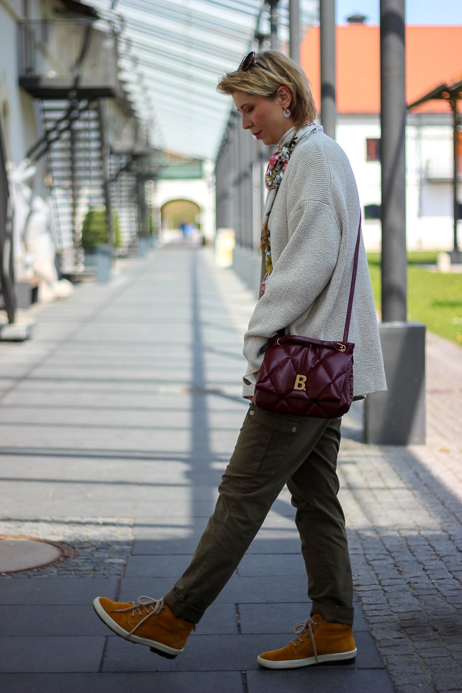 conny doll lifestyle: Eine Strickjacke geht immer - in neutralen Tönen ein perfekter Begleiter