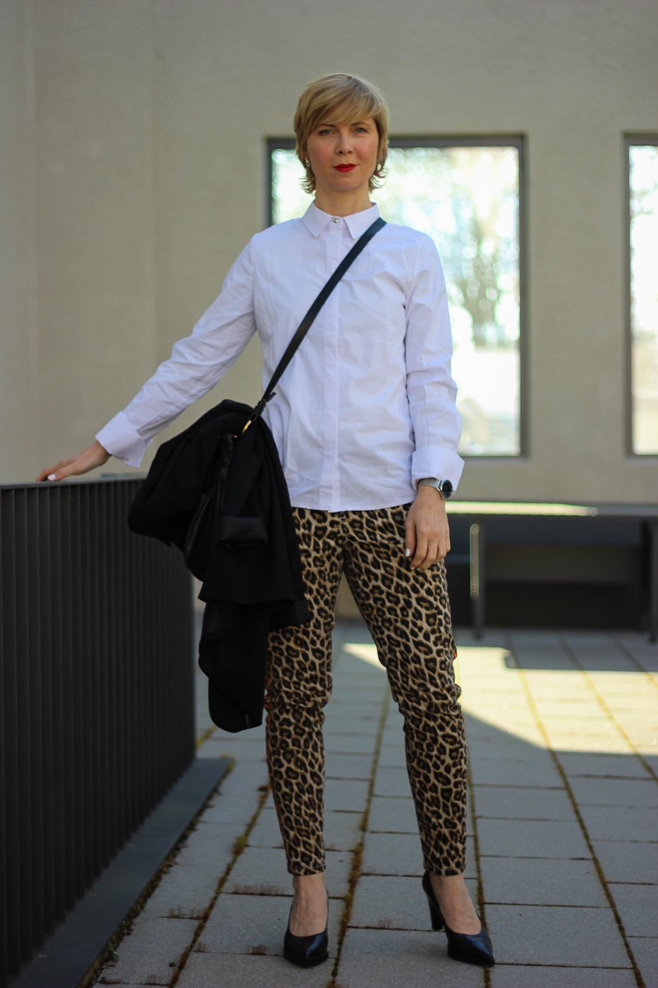 conny doll lifestyle: weiße Bluse, Leo-hose, Bürostyling, Officelook