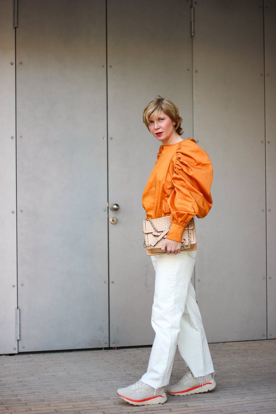 conny doll lifestyle: Bluse, nudefarbene Jeans, oranges Oberteil, Frühlingslook, Fashionblog, Übergangsstyling