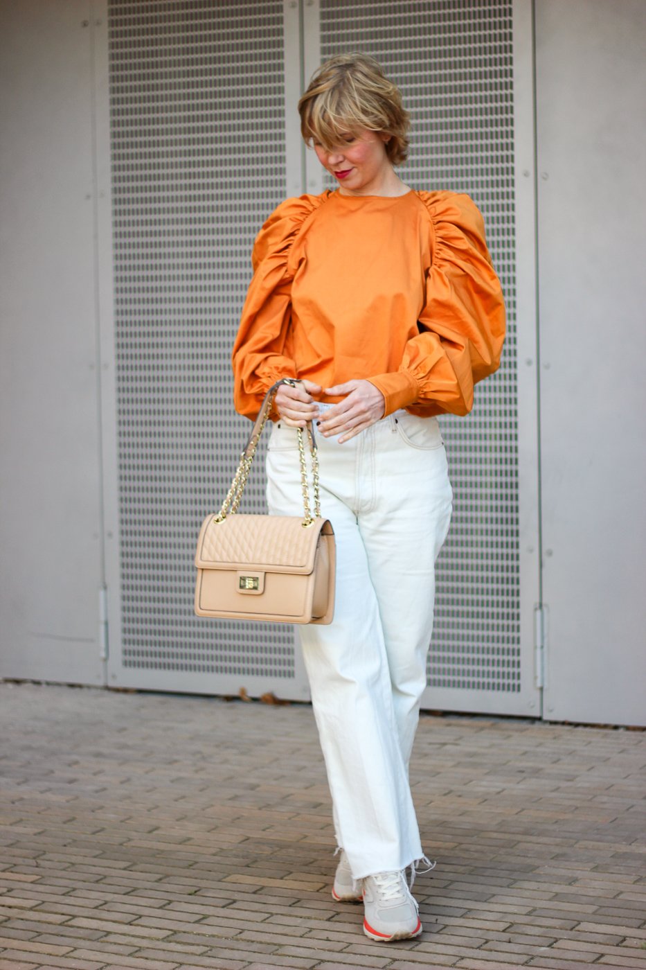 conny doll lifestyle: Bluse, nudefarbene Jeans, oranges Oberteil, Frühlingslook, Fashionblog, Übergangsstyling