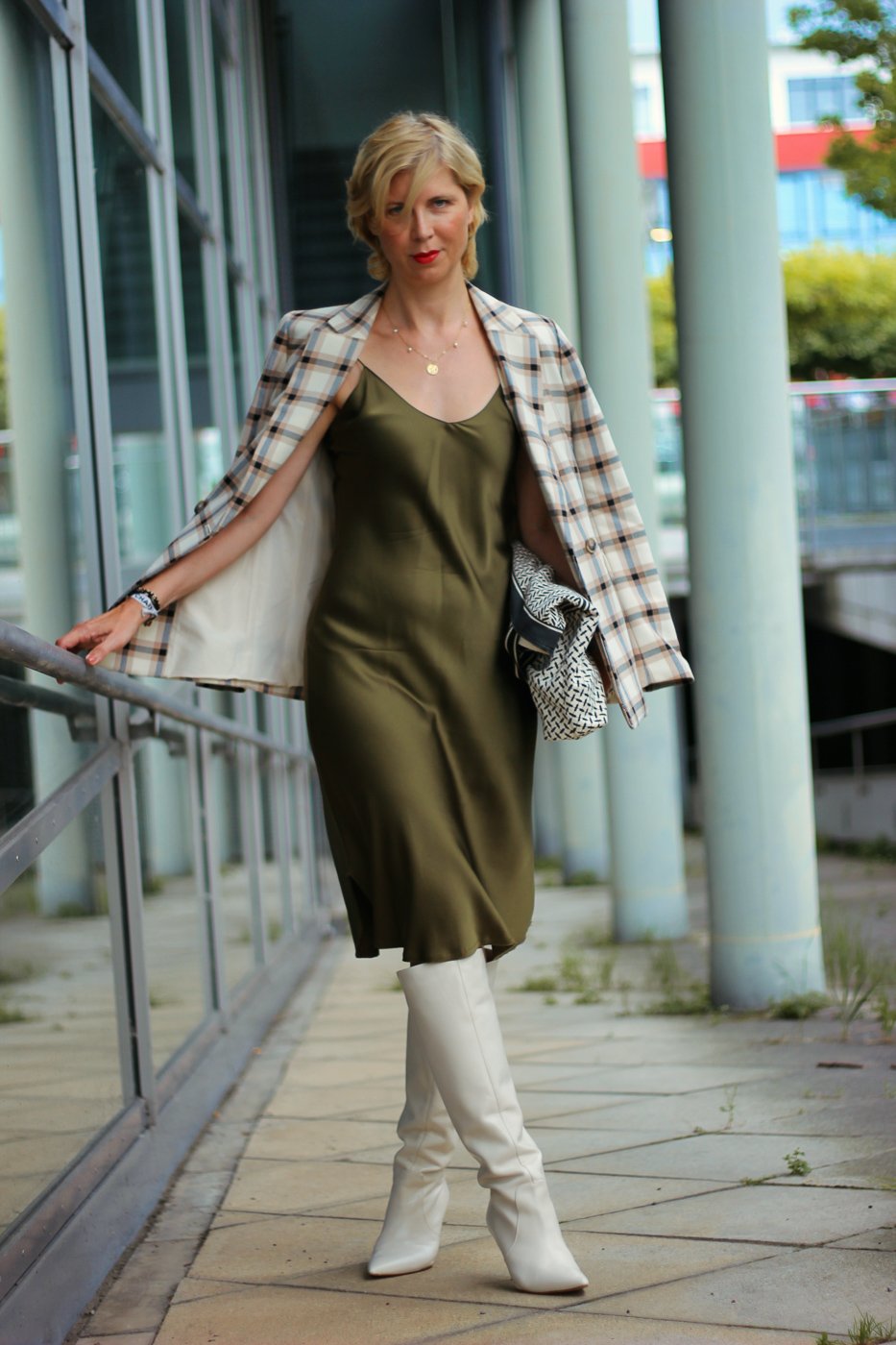 conny doll lifestyle: Styling, Slip dress, sportlich, elegant, Baumwolle, Seide, Alltagsstyling