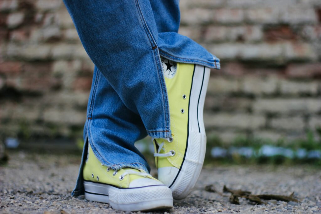 conny doll lifestyle: Details, Chucks, Denim mit Schlitz