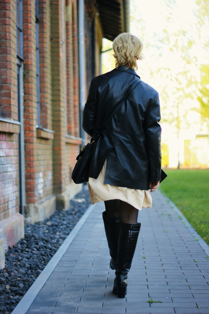 conny doll lifestyle: Schluppenbluse, Lederblazer, Kleid, Stiefel, Erziehungsthema, Leben mit Teenagern