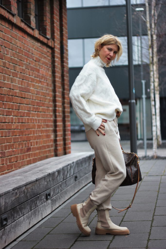 conny doll lifestyle: Strickpullover, Jogginghose, monochrome, Boots, Winterstyle, Modeblog
