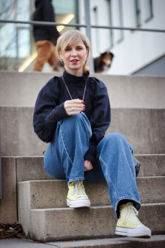 conny doll lifestyle: Bluse aus Sweatshirtstoff von Dorothee Schumacher, Levis Jeans, Converse, casual Style, Übergangsoutfit,