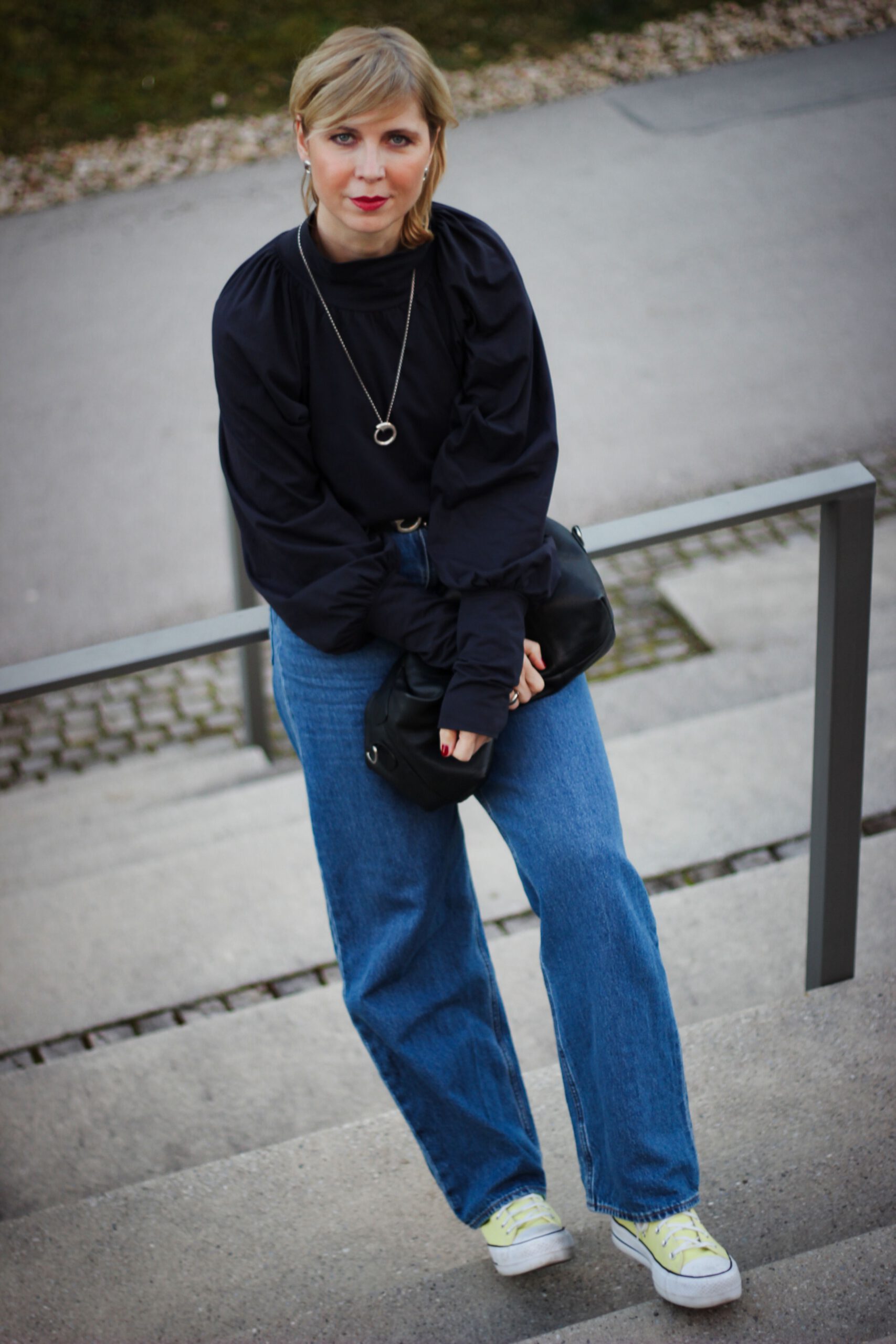 conny doll lifestyle: Bluse aus Sweatshirtstoff von Dorothee Schumacher, Levis Jeans, Converse, casual Style, Übergangsoutfit,