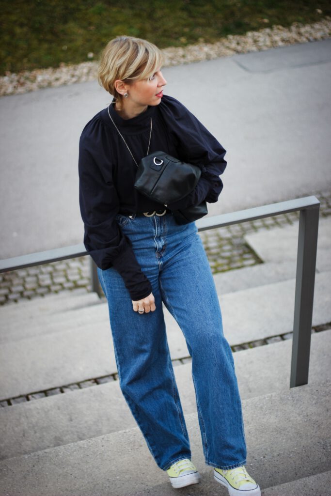 conny doll lifestyle: Bluse aus Sweatshirtstoff von Dorothee Schumacher, Levis Jeans, Converse, casual Style, Übergangsoutfit,