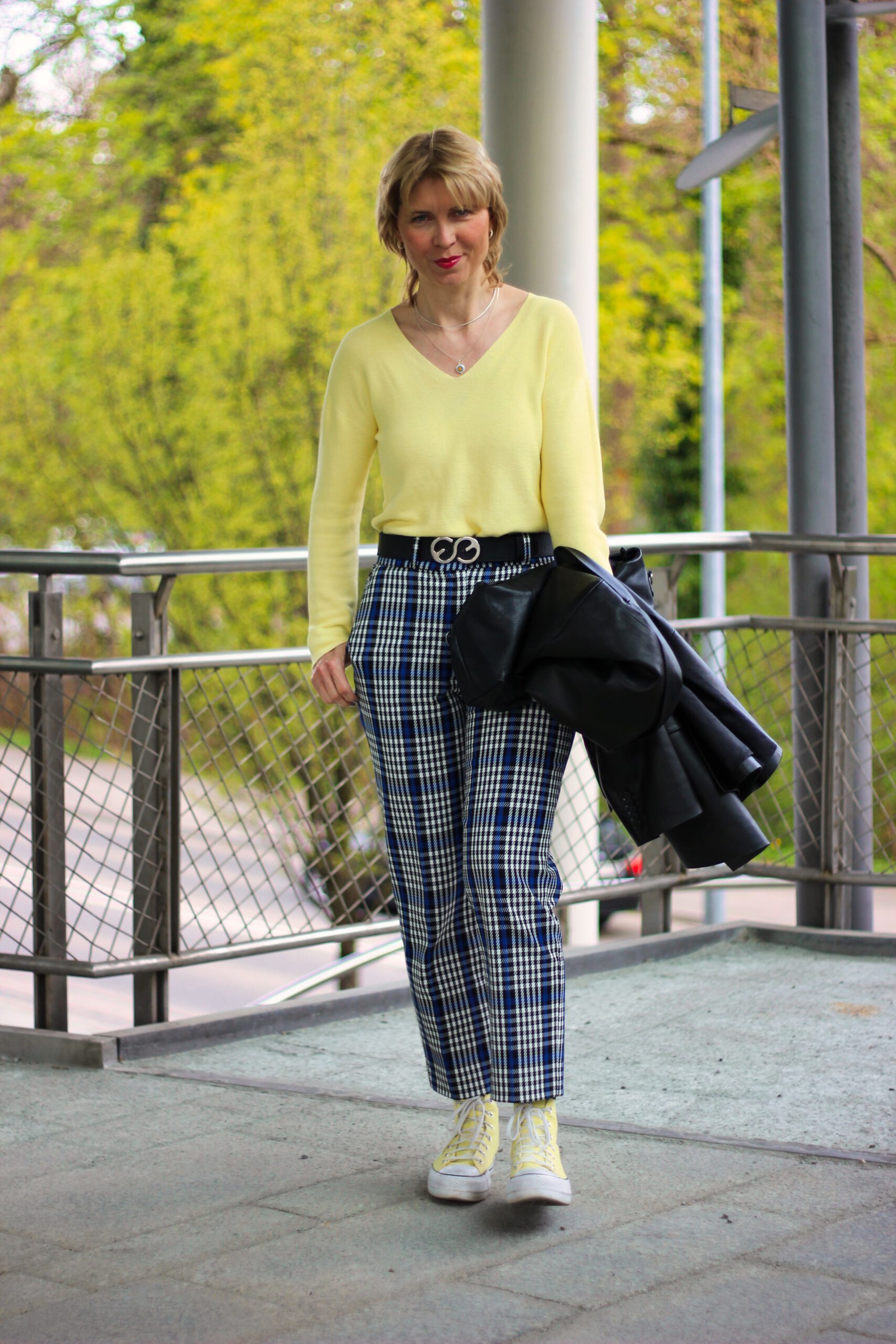 conny doll lifestyle: Bahnreisen - früher los, später ans Ziel und welche Hose ist auf Reisen nicht geeignet, Karohose, Modeblog, Fashionblog, Lederblazer