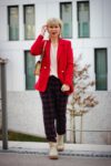 conny doll lifestyle: winterlicher Frühlingslook mit Karohose, roter Blazer, Boots, neyo. , Pullover