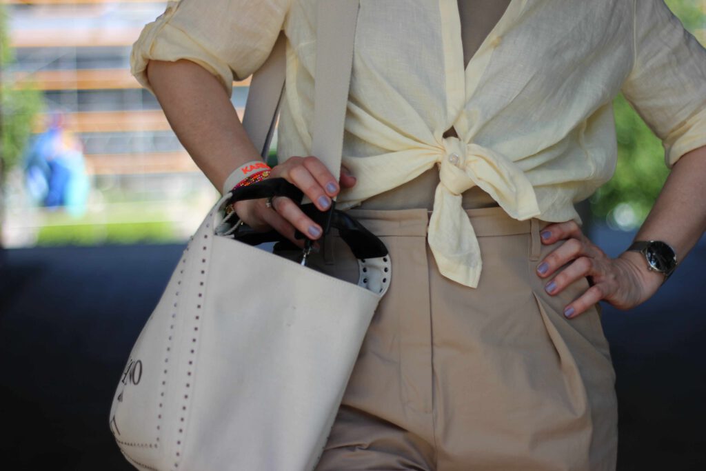 conny doll lifestyle: Sommerlook, Details, Leinen, beige und gelb, Valentino Garavani Tasche