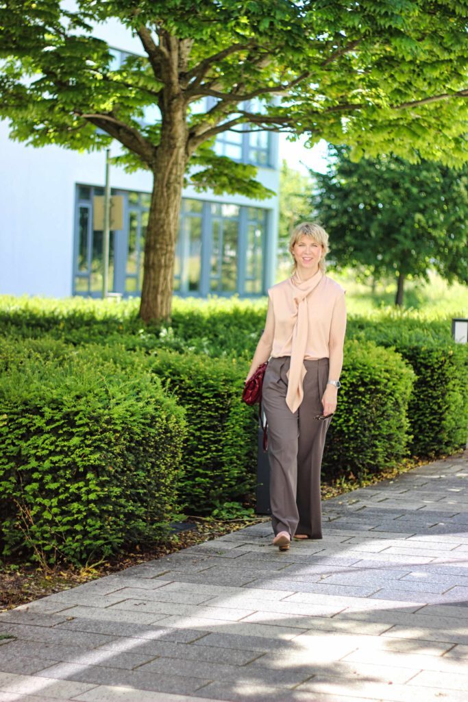 conny doll lifestyle: Überlange Beine bei weiten Hosen - Business-Style für heiße Tage im Job