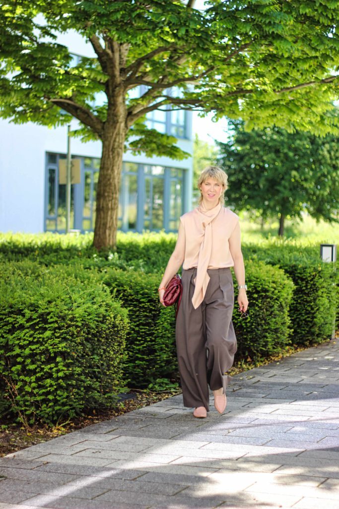 conny doll lifestyle: Überlange Beine bei weiten Hosen - Business-Style für heiße Tage im Job