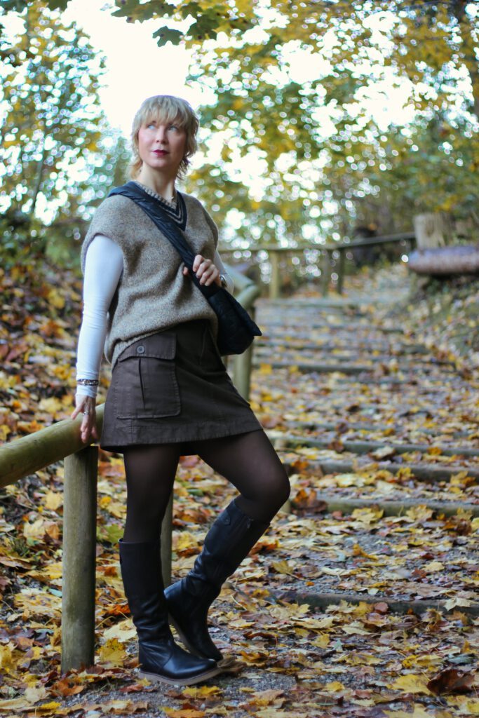 conny doll lifestyle: Reserveknopf - nachhaltig oder überflüssig? Minirock, Pullunder, Herbststyle