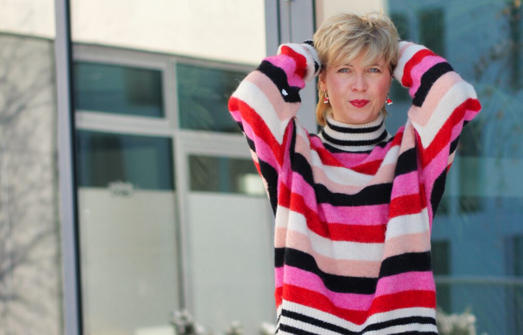 conny doll lifestyle: Wintermode - schick, wenn es kalt ist - Streifenpullover - rot, pink, bunt