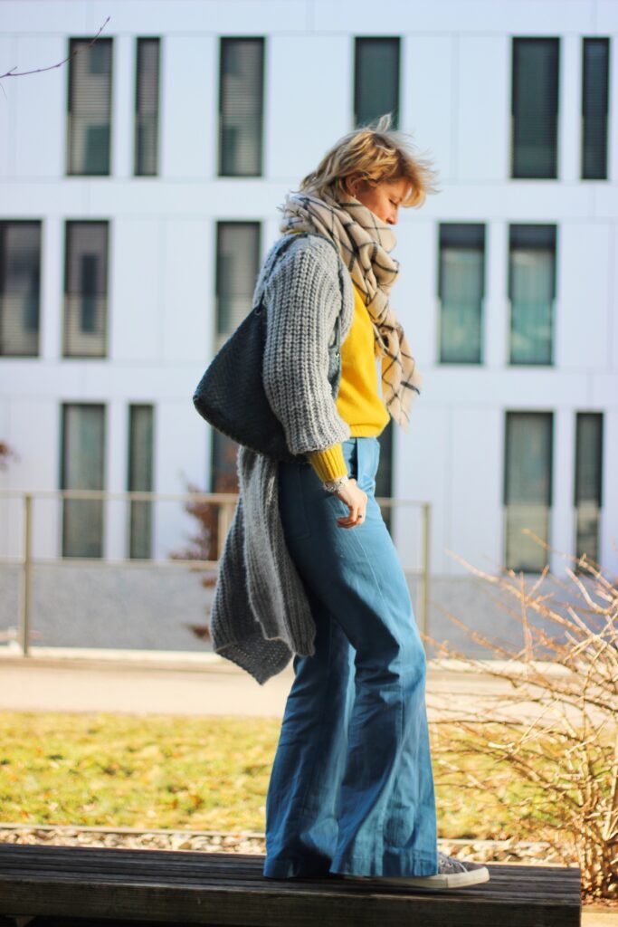 conny doll lifestyle: blau und gelb, farbenfroher Winterlook, Strickjacke in grau, Converse