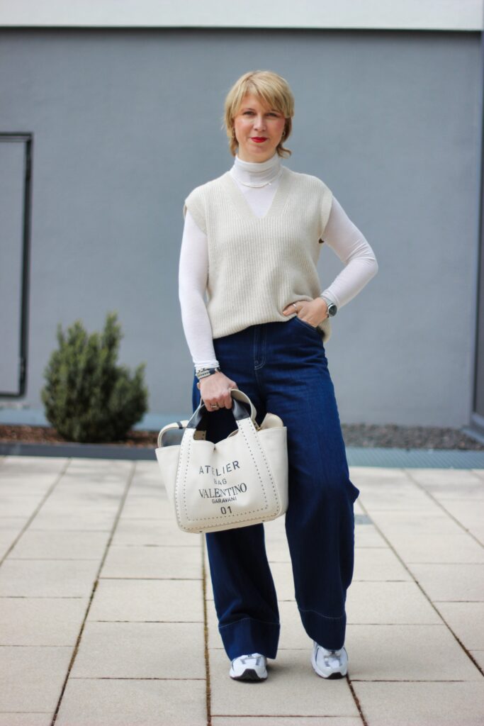 conny doll lifestyle: Übergangslook, Pullunder, Jeans, New Balance Sneaker