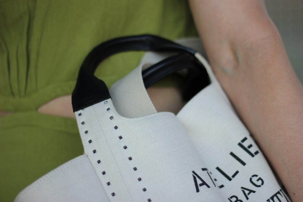 conny doll lifestyle: Details, Valentino Garavani Atelierbag