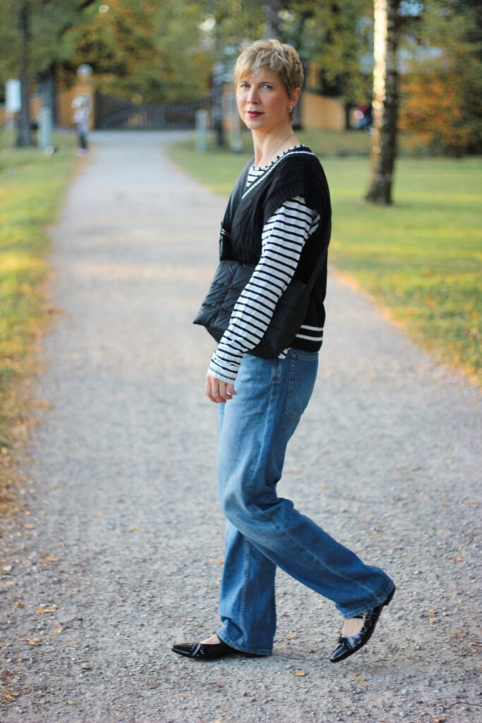 conny doll lifestyle: casual Herbststyle mit Mary Janes, Denim, Streifenshirt, Pullunder