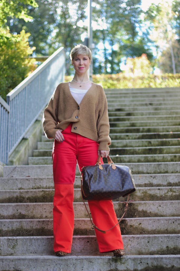 conny doll lifestyle: Trendfarbe Rot - leuchtendes Rot im herbstlichen Nebelgrau