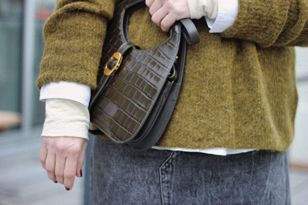 conny doll lifestyle: Jeansrock, Denimrock, Winterstyle, Kaki, Strickpullover, Details, Tasche coccinelle, Modeblog