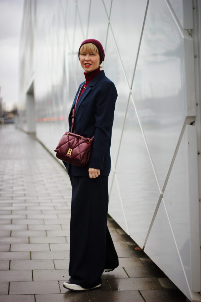 conny doll lifestyle: Styletrend 2024 - bodenständiger Businesslook und fröhliche Weihnachtswünsche