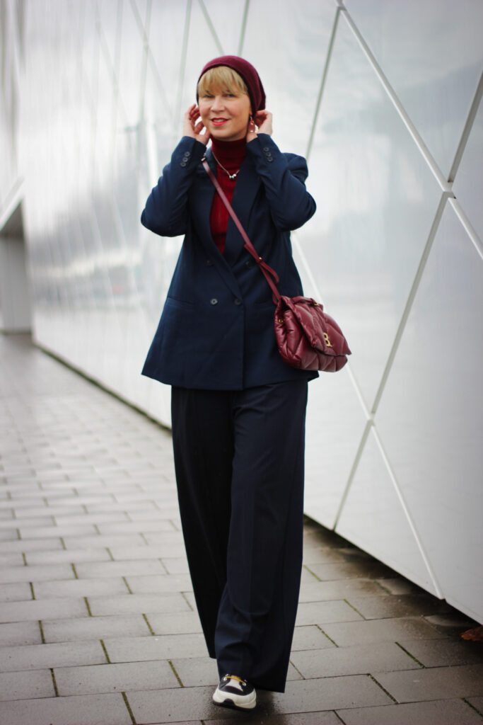conny doll lifestyle: Styletrend 2024 - bodenständiger Businesslook und fröhliche Weihnachtswünsche