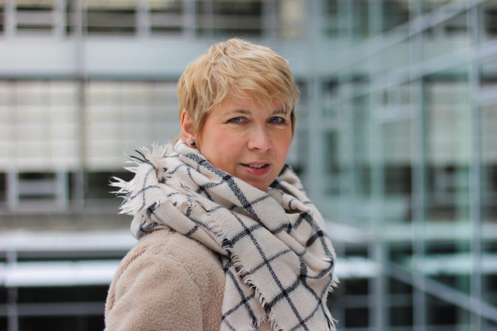 conny-doll-lifestyle: Winterstyling, Schal und Teddyjacke, Porträt, 40plus