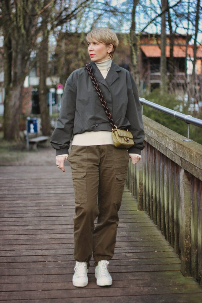 conny doll lifestyle: Trendfarbe Grün: Sportlich-eleganter Look in Khaki