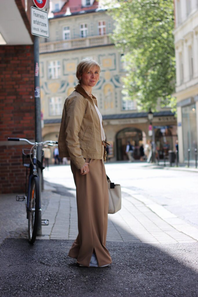conny doll lifestyle: Stadtbummellook, beige, Sneaker, Valentino-Tasche