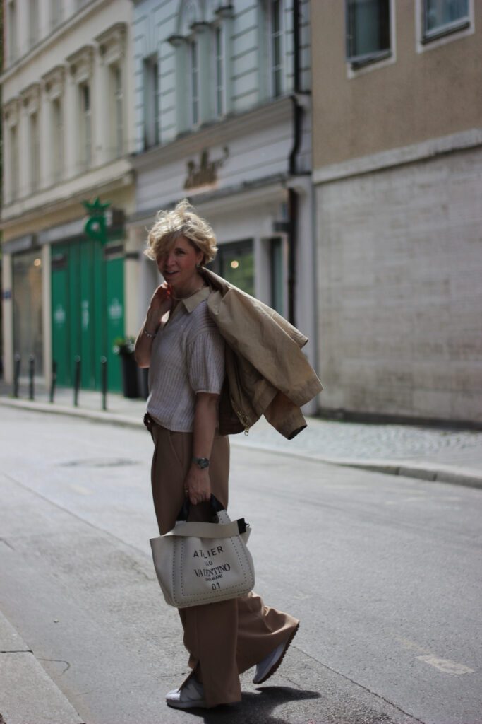 conny doll lifestyle: Stadtbummellook, beige, Sneaker, Valentino-Tasche