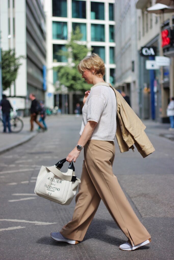 conny doll lifestyle: Lochstrick-Shirts: Trendteil im Sommer 2024 - Stadtbummelstyle