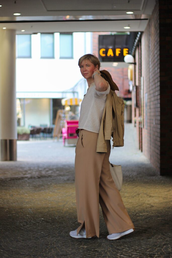 conny doll lifestyle: Lochstrick-Shirts: Trendteil im Sommer 2024 - Stadtbummelstyle
