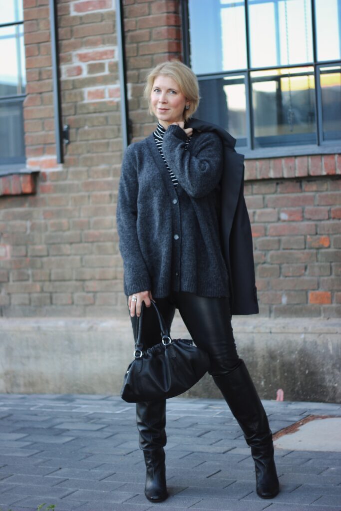 conny doll lifestyle: Lederlegging mit Blazer und Cardigan: Herbstmode für kalte Tage mit Stiefeln