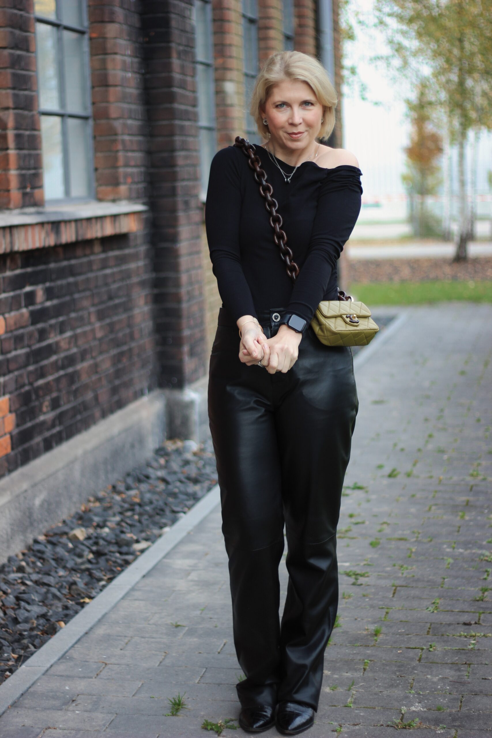 conny doll lifestlye: Lederhosen straight leg, herbstlook, Modeblog