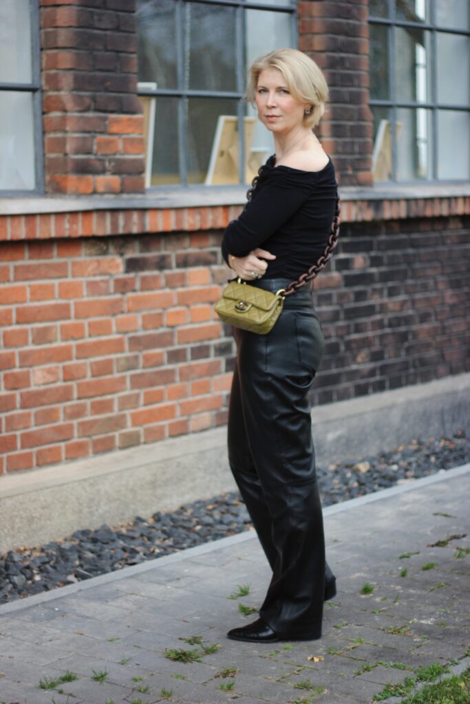 conny doll lifestlye: Lederhosen straight leg, herbstlook, Modeblog