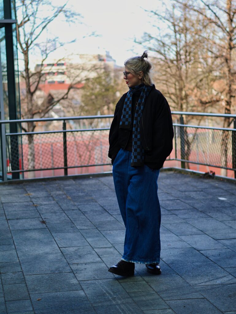 Social Media Fashion: Authentischer Winterlook mit schwarzer Jacke und weiter Jeans