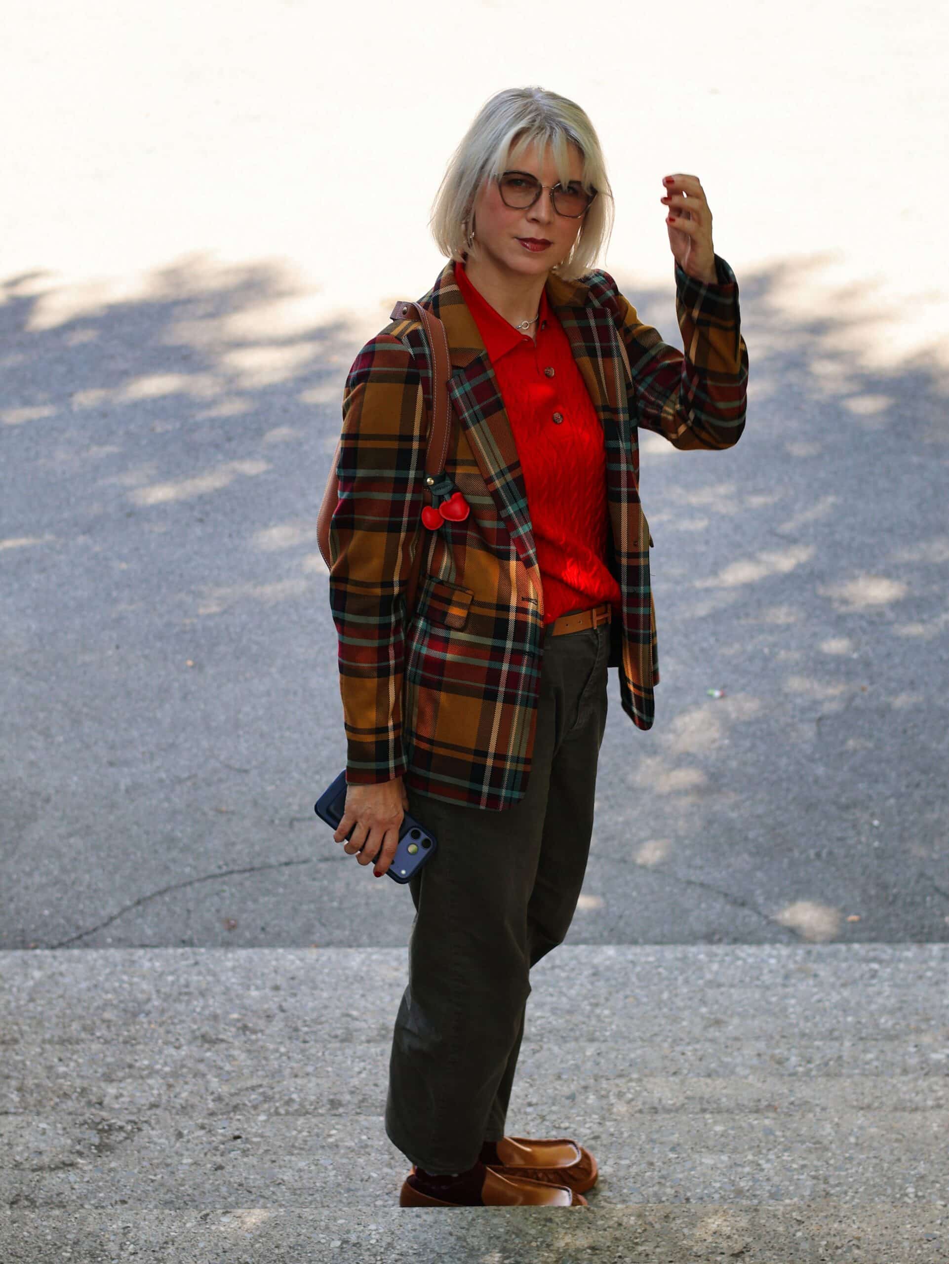 Übergangslook 2026 mit rotem Strickpolo, Karoblazer und weiter Khakihose