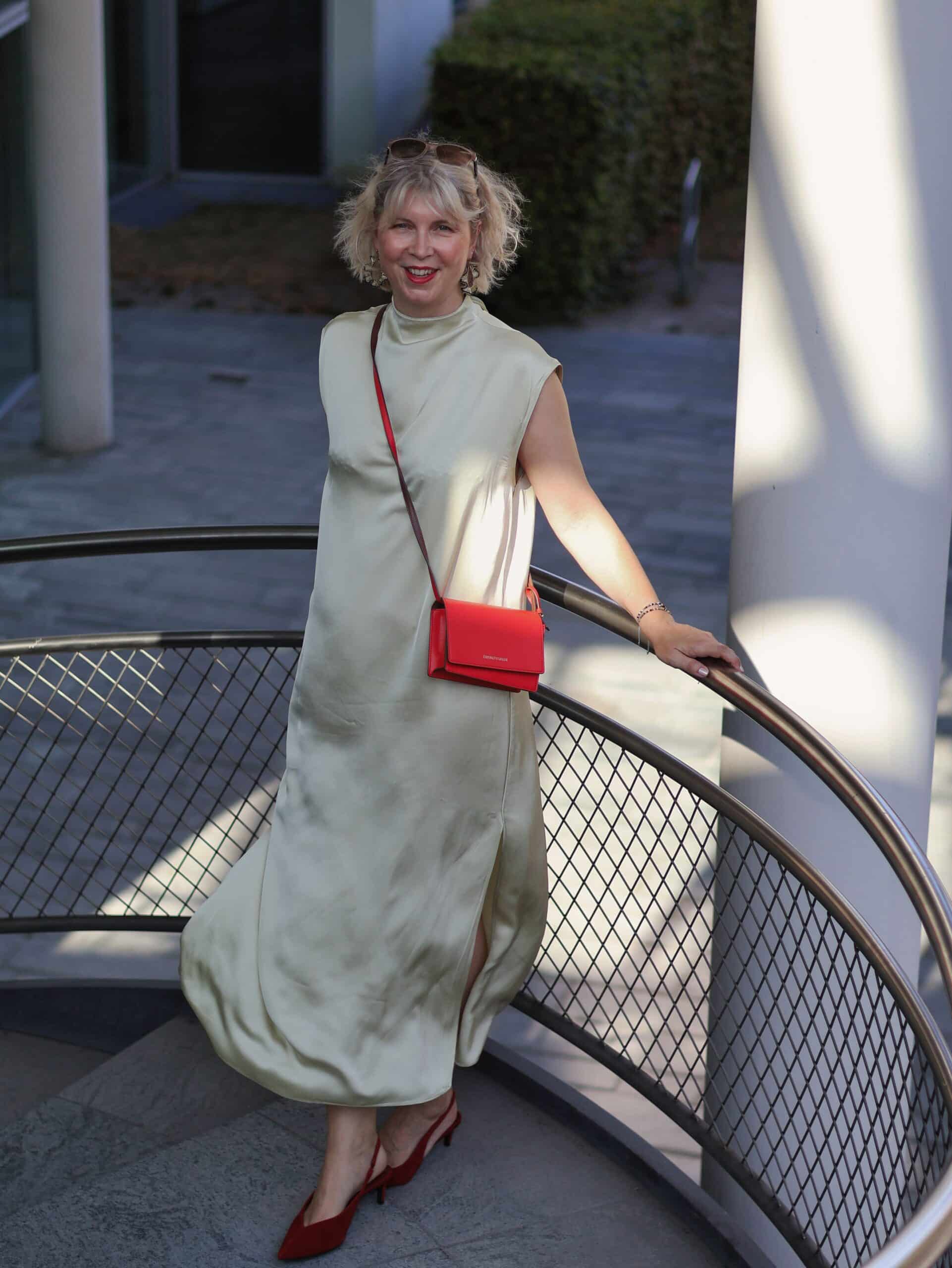 Seegrünes Sommerkleid mit roter Crossbody-Tasche und Slingpumps